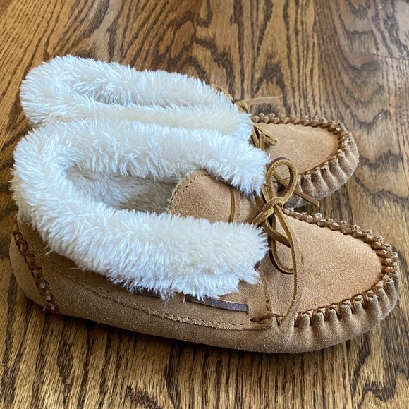 Kids Minnetonka Charley slippers, color cinnamon, size 1. Excellent condition - Picture 2 of 11